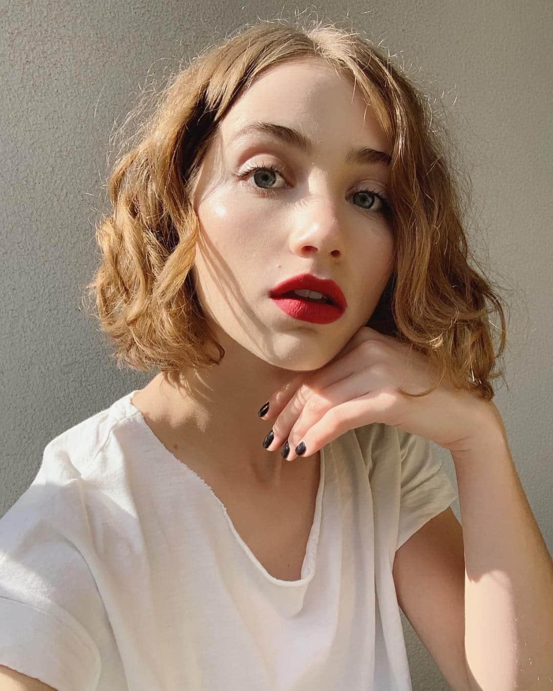 エミリー・ラッドのインスタグラム：「it’s no secret that no-makeup makeup (or no makeup at all) is my go-to. i know it, you know it, your mom knows it, we all know it, it’s my comfort zone ok BUT!!!!! sometimes i want a bit of wow, which is why i’m so stoked to partner with @revlon to toot the pocket-sized horn that is their #ultrahd Lip Mousse Hyper Matte ✨ super smooth, super matte, and super easy to apply, these lil dudes are the perfect way to spice up any look (also they smell AMAZING what’s up vanilla & mango!!!!!!!). i snagged red hot and scorpion red (swipe for swatches & to see red hot in action), and they’ve got 7 other great shades too! let me know if you give them a try (or if you already have!) ❤️ #revlon #liveboldly #ad」