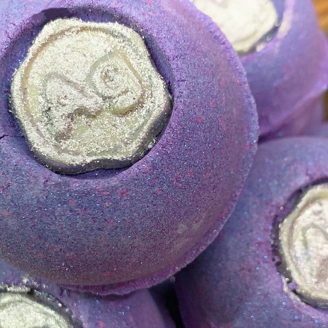 LUSH Cosmeticsさんのインスタグラム写真 - (LUSH CosmeticsInstagram)「It's so shiny! Our new Hi Ho Silver Bath Bomb is full of biodegradable, ocean-friendly glitter for a true glamor moment. Rich almond oil, cocoa butter and shea butter keeps things soft. #bathbomb / 📷: @lushbasingstoke . . . Use #WeTheBathers to share your bathing routine with us 😘」4月14日 3時47分 - lushcosmetics