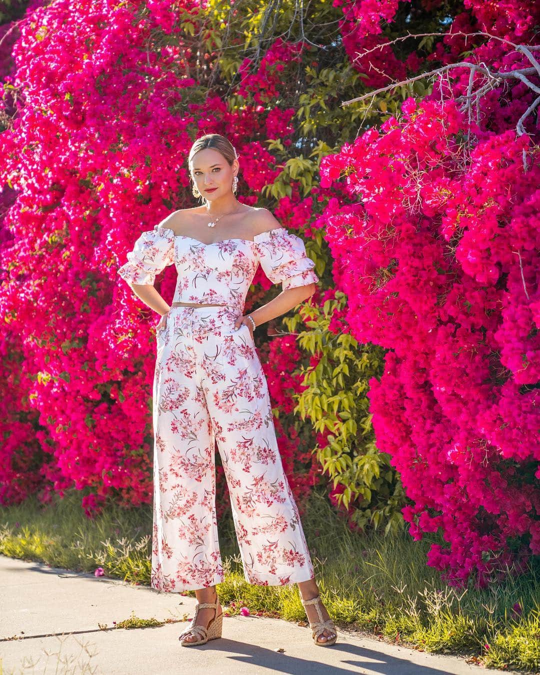 リズ・チェルカソワのインスタグラム：「How to spot me at Coachella.... find the flowers and look for the girl harassing them.」