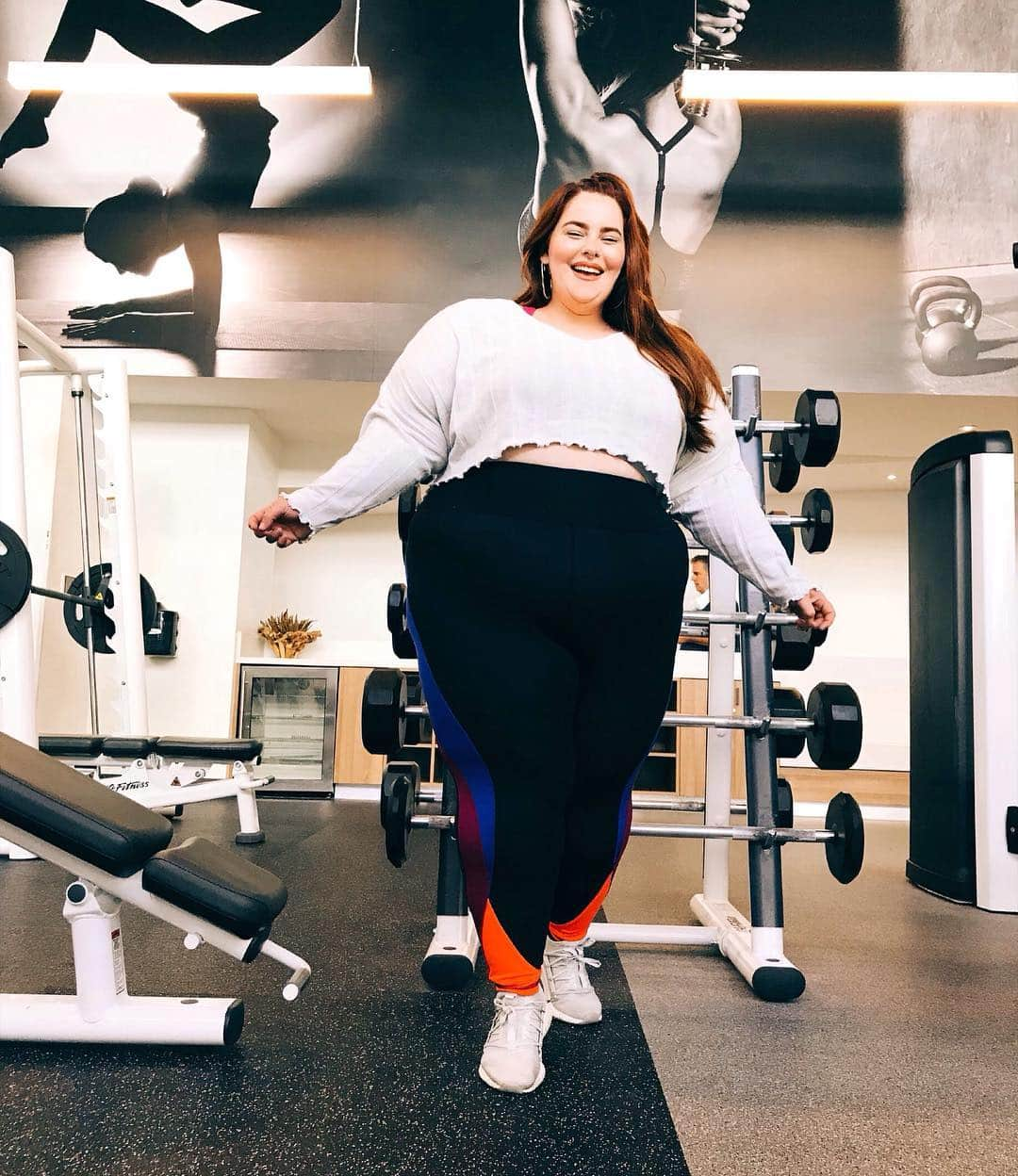 テス・ホリデーさんのインスタグラム写真 - (テス・ホリデーInstagram)「I can’t believe I’m THAT person who smiles in the gym- Who is she?! 💪🏻 Top is @fashionnovacurve 👌🏻 #ad」4月14日 3時58分 - tessholliday