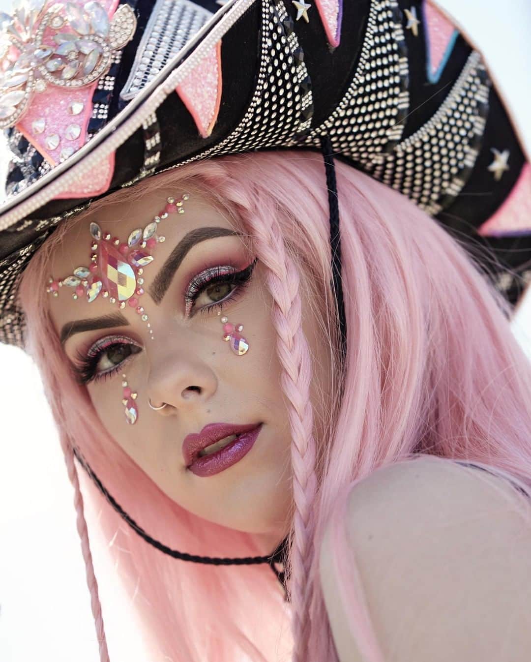 NYX Cosmeticsさんのインスタグラム写真 - (NYX CosmeticsInstagram)「One of our fave looks from Day ☝️✨ @sophiehannah completes this desert cowboy look with our Glitter Goals Liquid Lipstick in ‘Reflector’ 🌴🔥 Check our our IG Story to recreate the look! ☀️ || #nyxcosmeticscoachella」4月14日 4時00分 - nyxcosmetics