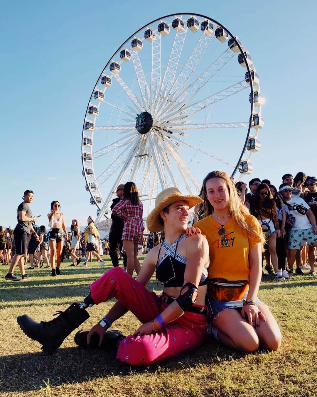ベアトリーチェ・ヴィオのインスタグラム：「@coachella vibes 🌈🏜️💕 @tommyhilfiger . . #Coachella #Coachella2019 #TommyHilfiger #CoachellaOutfit #CaliforniaVibes #MusicAddicted」