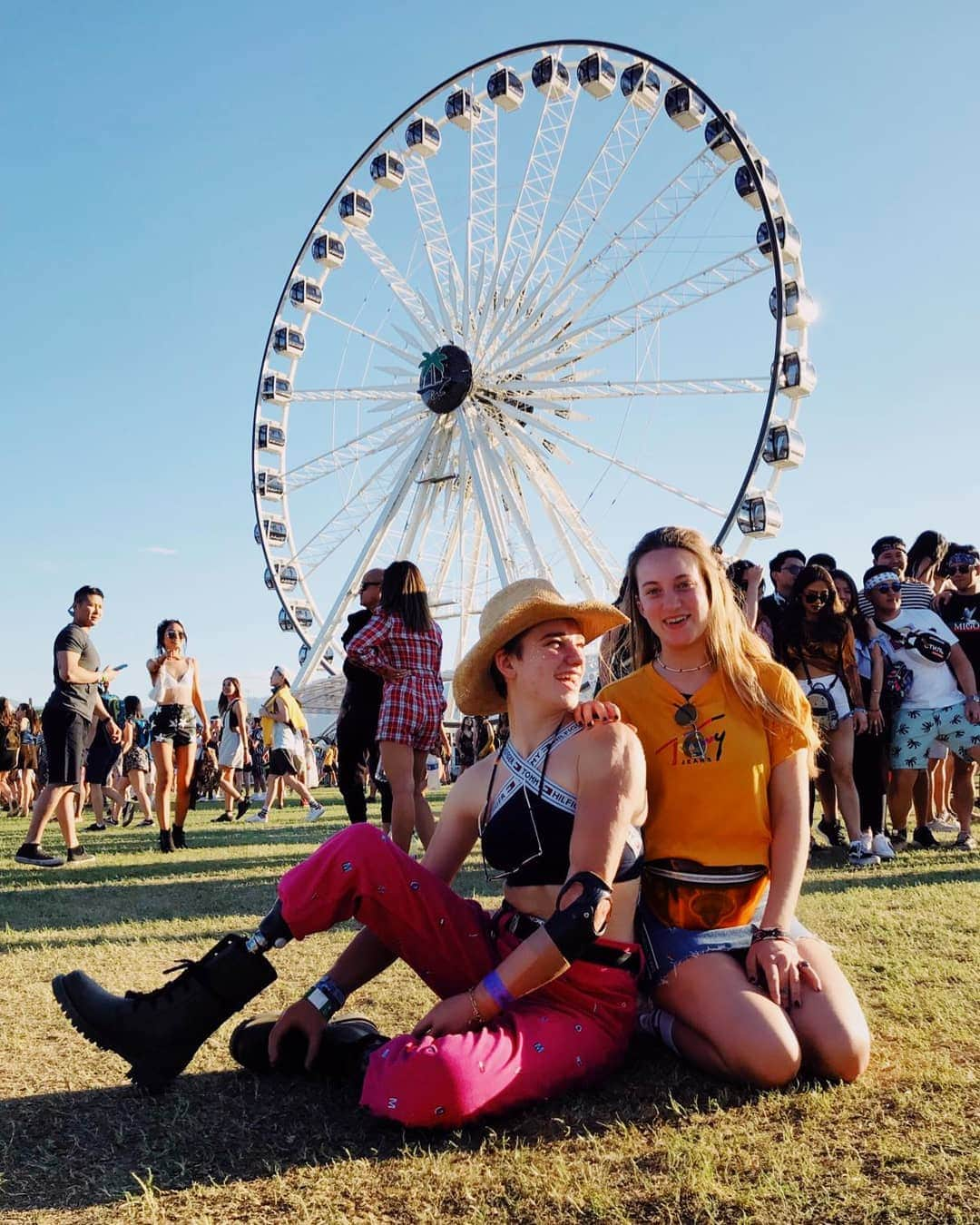 ベアトリーチェ・ヴィオさんのインスタグラム写真 - (ベアトリーチェ・ヴィオInstagram)「@coachella vibes 🌈🏜️💕 @tommyhilfiger . . #Coachella #Coachella2019 #TommyHilfiger #CoachellaOutfit #CaliforniaVibes #MusicAddicted」4月14日 4時01分 - bebe_vio