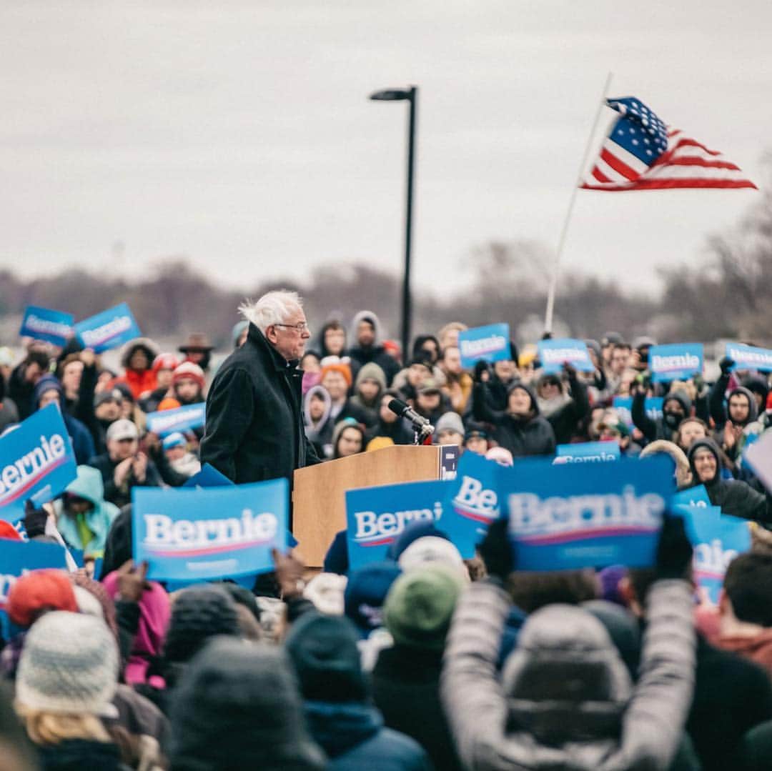 バーニー・サンダースさんのインスタグラム写真 - (バーニー・サンダースInstagram)「While it is true that the powerful special interests have unlimited amounts of money, thousands of lobbyists and the ability to buy and sell politicians - we have something they don't have. We have the people. Thank you, Madison!」4月14日 4時12分 - berniesanders