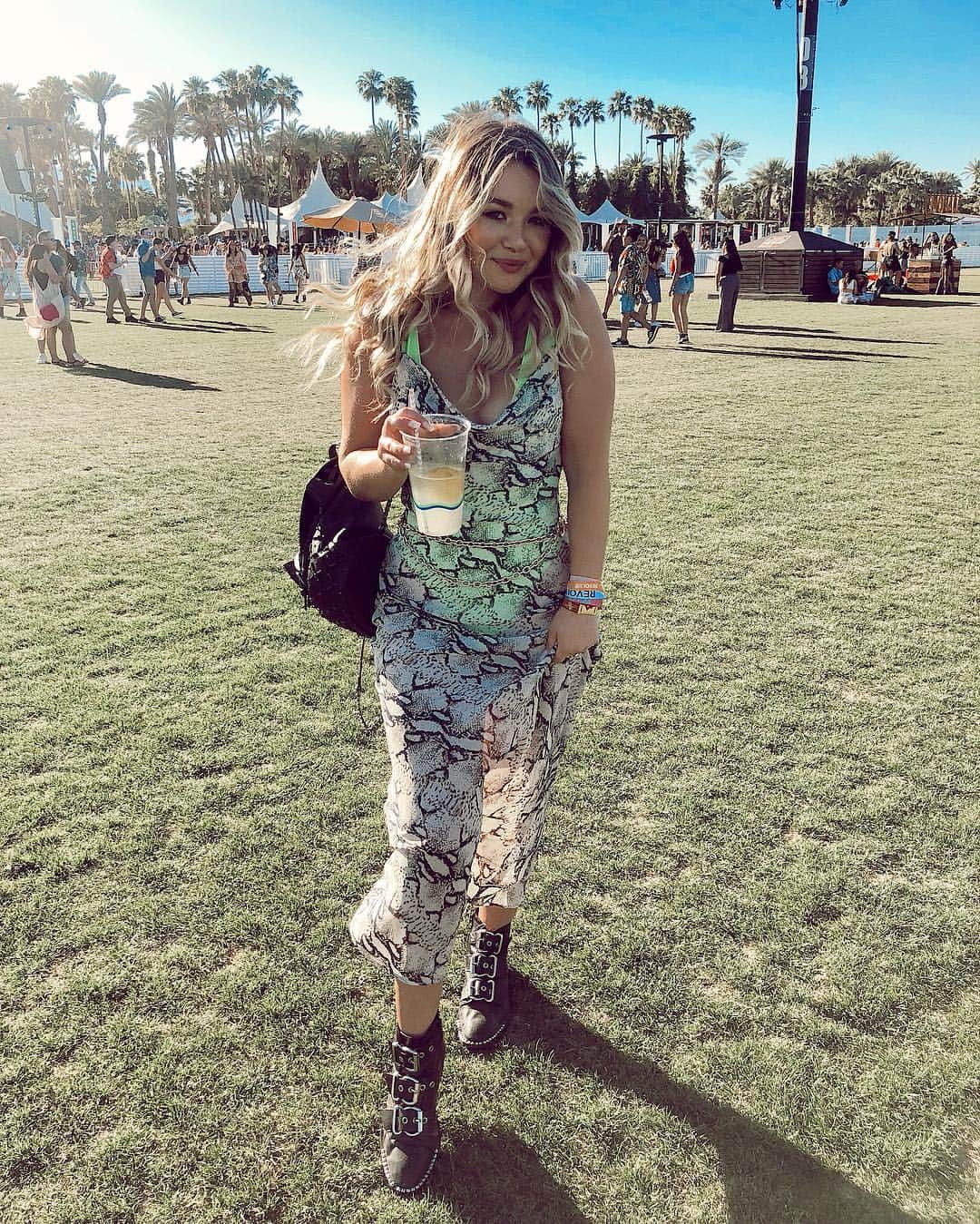 トーリ・ウェブスターのインスタグラム：「Heavy tunes in the hot sun 🔥🔫」