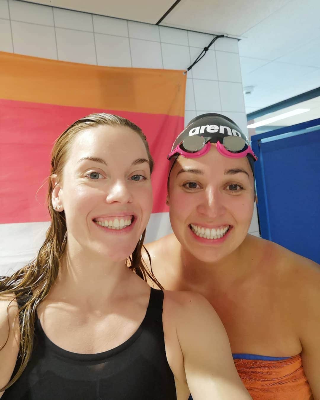 フェムケ・ヘームスケルクのインスタグラム：「Tied 1st place tonight with this one 😂. Going to have dinner together soon to share the prizemoney 😋😂 Any suggestions?? 🥞🍝🍕🍟🍲 . . #WinnersChickiesDinners #SwimCupEindhoven #TeamNL 📸 : @femheemskerk 😎」