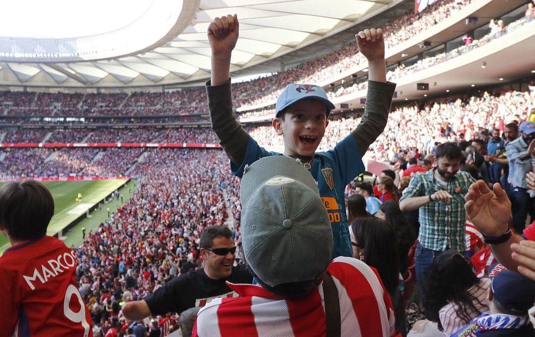 アトレティコ・マドリードさんのインスタグラム写真 - (アトレティコ・マドリードInstagram)「🔴⚪🔴 Cuando gana tu Atleti >>> Cuando no hay 'cole' mañana 😜 - 🔴⚪🔴 When Atleti wins >>> When there's no school tomorrow 😜 - 🔴⚪🔴 Quand l’Atlético gagne >>> Quand il n’y pas école le lendemain 😜  #ChildrensDay #AúpaAtleti #AtletiCelta #Atleti #Atlético #AtléticodeMadrid #Fútbol #Football #Soccer #WandaMetropolitano #LaLiga」4月14日 4時22分 - atleticodemadrid