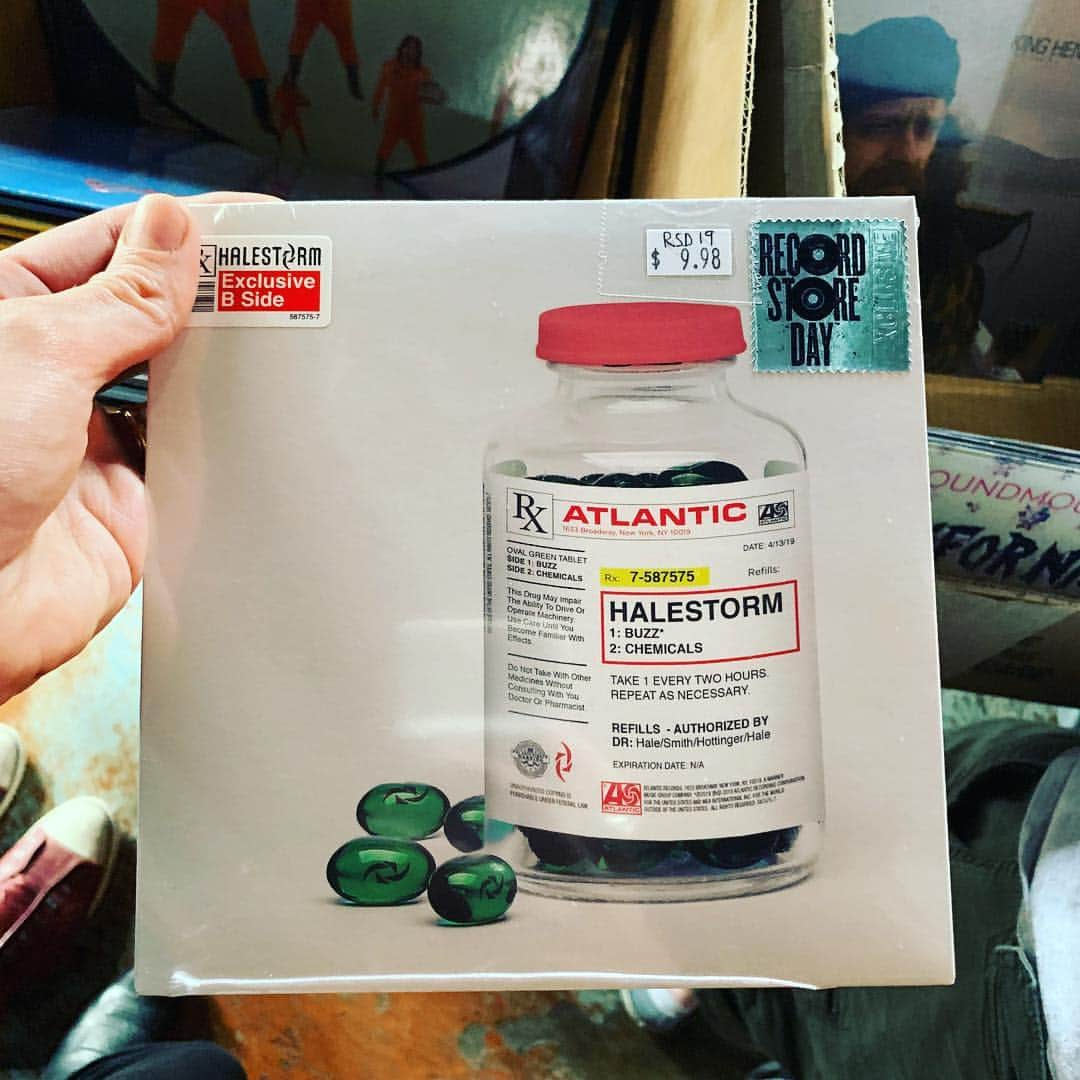 ジー・ヘイルさんのインスタグラム写真 - (ジー・ヘイルInstagram)「Who got our @halestormrocks #recordstoreday2019 release? Exclusive Brand New Song #chemicals ! #supportyourlocalrecordstore」4月14日 4時31分 - officiallzzyhale