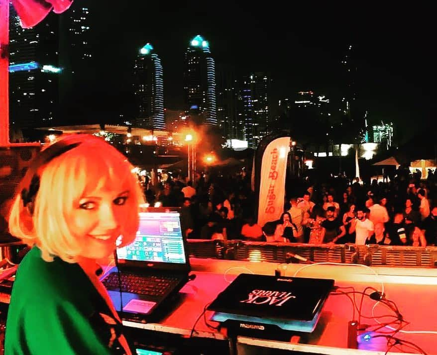 リトル・ブーツさんのインスタグラム写真 - (リトル・ブーツInstagram)「Soz coachella was too busy having fun at @barastibeachdubai , thanks for having me big night! Hope to be back soon 👯‍♀️🌆 . . . #dubailife #dubainights #barasti #barastibeach #barastibeachbar #barastibeachclub #dubai🇦🇪 #littlebootsdj #girlsj #femaledj #djset #skyline #beachparty #beachclub #girlsondecks #lemeridiendubai」4月14日 4時46分 - littlebootsmusic