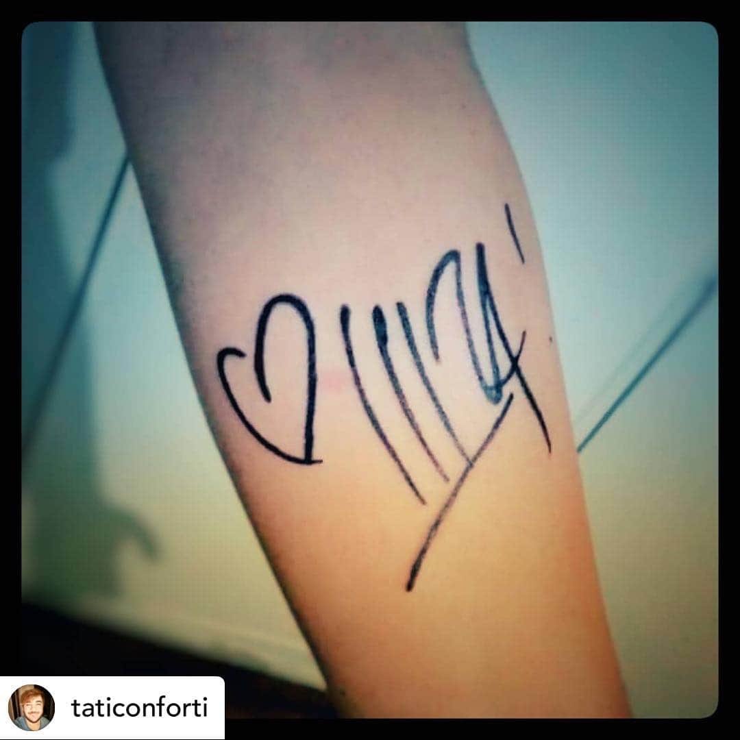 イリザ・シュレシンガーさんのインスタグラム写真 - (イリザ・シュレシンガーInstagram)「It’s a tattoo of my signature. And his story is very sweet. Wow. My fans are everything. ❤️🧡💛💚💙 Posted @withrepost • @taticonforti "2017 left me both broken and happy. I ended that year with a shattered heart in need of mending, reaching personal goals but still feeling stuck and going back to therapy to work on things and make amends with myself. It was 2017 and on November 21st I turned 30 and something clicked. Dunno what, dunno why... but something did. I organized a big  party for my thirties and had the time of my life. Being surrounded by the most loving and caring people lifted me up so much that things, without me quite knowing why, began to fall into place.  I ran into Netflix's various comedy specials. I devoured each presentation with a never ending hunger for more. And then... destiny. I watched a comedy special called "Freezing Hot". My mind was blown and so my vocal chords cause I could NOT stop laughing. Every one of her comedy special i saw was a sign pointing the direction I was destined to follow. Then one day, this amazing lady threw all her magic dust into a book called GIRL LOGIC which I got a signed copy. Girl Logic broke into my brain in ways I never thought anything could. Deconstructing and rebuilding new and more opened views, values and priorities. Not only of the world around me but, more importantly, of the world inside me. I learned I had finally found my call: to make people laugh. I was brought here to this place we call earth to be a comedian. Be it a good one or a bad one... my mind was set. So I took a Stand Up workshop and began building this new improved me. At the end of the workshop we would all go on stage and performed what we had all been working on. I nailed it. I have been performing at rotary shows, open mics and variety of places since December 5th 2018. This last five months have been an amazing rollercoaster. Someone once told me that people that matter find a way into your heart and leave a fingerprint on your skin. Well, you surely left yours on mine and I'm forever in debt. Thank You, @ilizas . I hope one day our paths cross and I get a chance to see you perform live, hug you after show and simply thank you」4月14日 4時45分 - ilizas