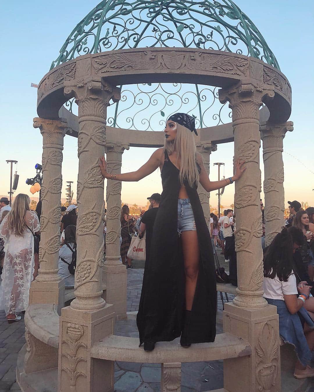 sananasのインスタグラム：「One year ago ☀️Mes looks Coachella 2018 ! A votre avis cette année je vais tenter quelle couleur de cheveux 😆Ceux qui ont vu mes instastories savent 😜 . #LastYear #Coachella #Ready」