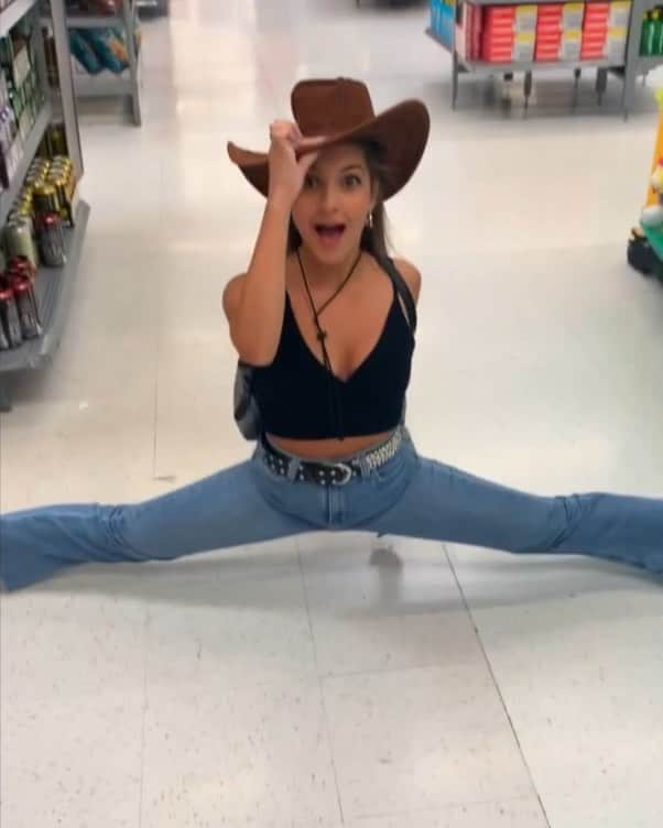 Brent Riveraのインスタグラム：「This is what siblings are for..🤠😂 @lexibrookerivera TAG A FRIEND😂」