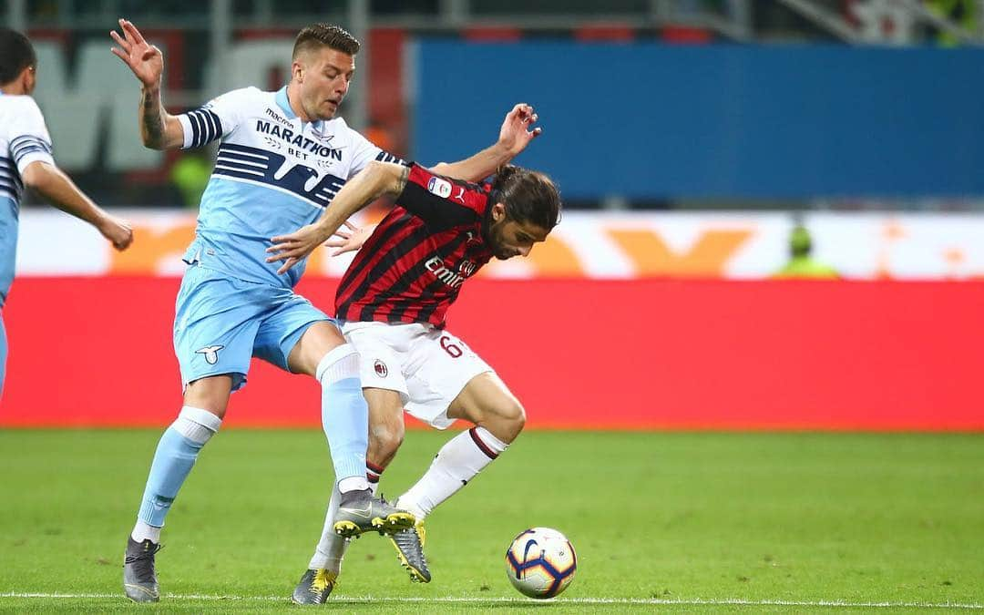 ACミランさんのインスタグラム写真 - (ACミランInstagram)「⌛️Twenty minutes to go, c'mon lads 👊🏼 Dai ragazzi, dai ragazzi, dai ragazzi 🔴⚫️ #MilanLazio #ForzaMilan」4月14日 5時01分 - acmilan