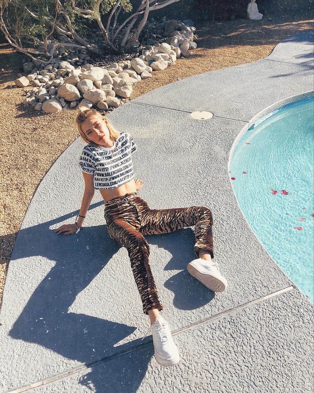 ステファニー・ミチョヴァのインスタグラム：「Coachella Day 1 - 1. Underestimated how hot these pants would be during the day  2. SAW BLACKPINK & CHILDISH GAMBINO LIVE!! 😍🖤💖」