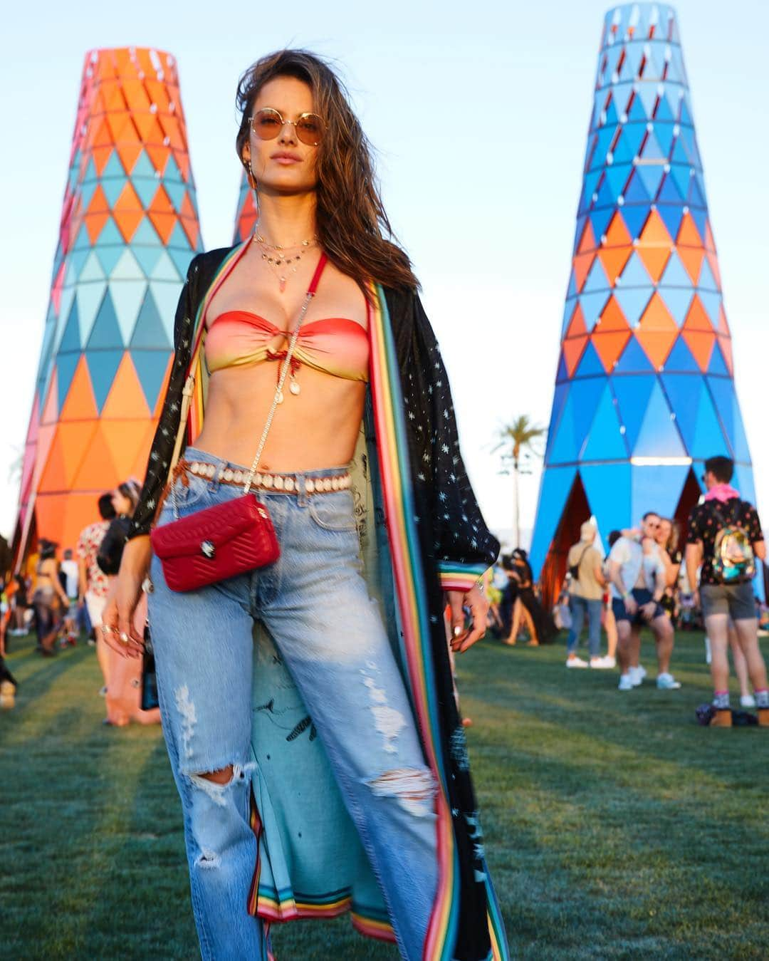 アレッサンドラ・アンブロジオさんのインスタグラム写真 - (アレッサンドラ・アンブロジオInstagram)「Coachella field of dreams ... 💫🌈🎡💕✨ #bulgariaccessories #ad 📸 @ingefonteyne」4月14日 5時13分 - alessandraambrosio