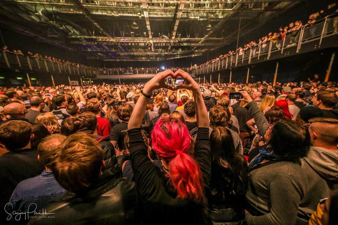 Shinedownさんのインスタグラム写真 - (ShinedownInstagram)「Happy Saturday... Just a reminder that you are our number one boss #shinedownfamily... we appreciate you 🙌🏼 so much love for you... . . 📷 @sanjayparikhphoto #shinedown #saturdaymood #shoutoutsaturday」4月14日 5時10分 - shinedown