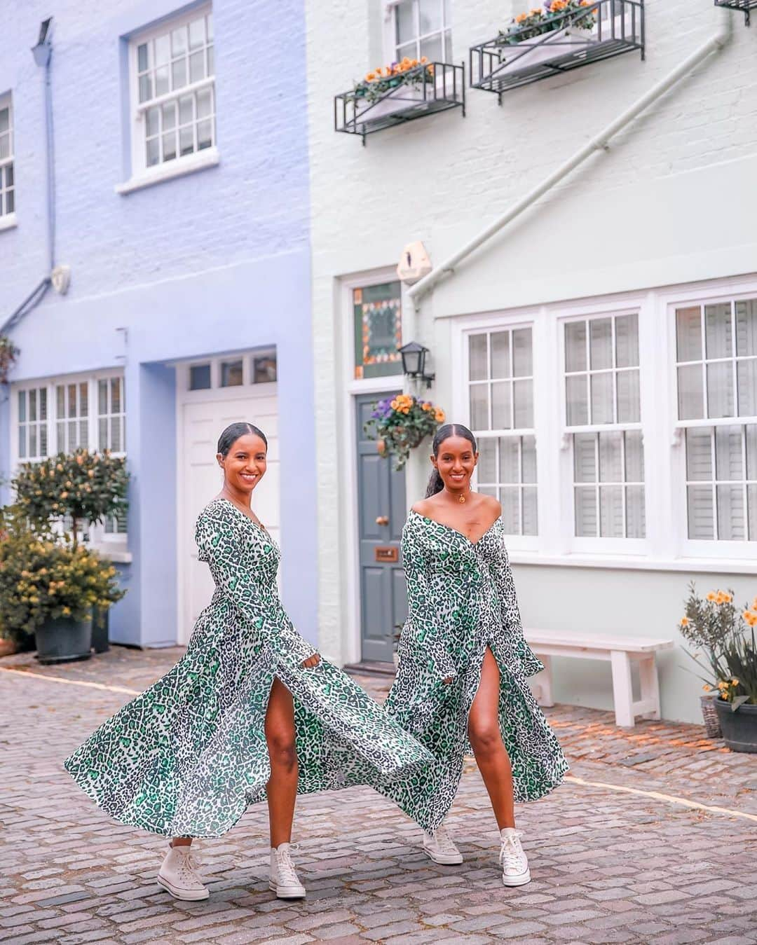 ASOSさんのインスタグラム写真 - (ASOSInstagram)「Make mine a double 👯‍♀️ 📸 @being__her 🔎 ASOS DESIGN dress (1398008) 🗣 Image description: Hermon and Heroda wearing matching maxi dresses」4月14日 5時22分 - asos