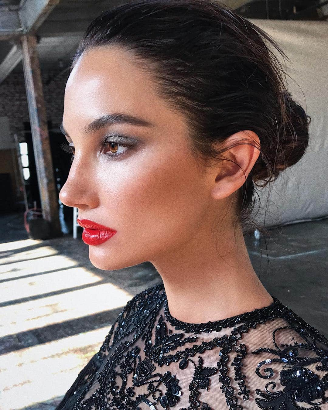 Hung Vanngoさんのインスタグラム写真 - (Hung VanngoInstagram)「@lilyaldridge ❤️ 💇 @michaelsilvahair 💄 @hungvanngo」4月14日 5時25分 - hungvanngo