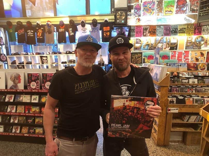 パール・ジャムさんのインスタグラム写真 - (パール・ジャムInstagram)「RG: @EasyStreetRecords “@RecordStoreDayUS IS NUTS. Largest crowd we’ve ever had! Jeff Ament signing #PearlJam records! #rsd #rsd2019 #recordstoreday”」4月14日 5時25分 - pearljam