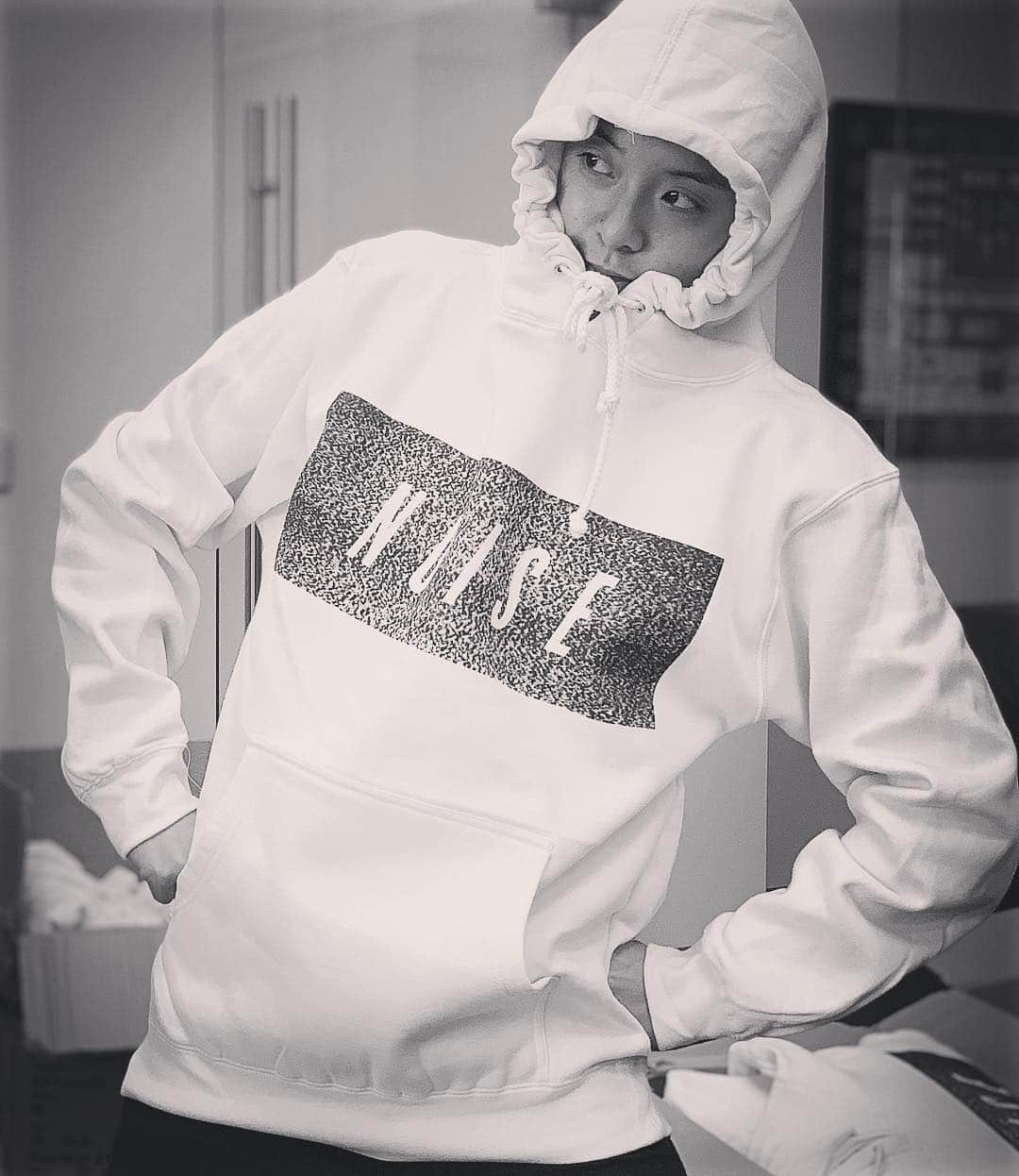 アンバー さんのインスタグラム写真 - (アンバー Instagram)「A lot you guys couldn’t get my merch from tour so WE REPRINTED ALL OF IT! Also signed 20+ boxes so your gear could be signed 🤪 enjoy my attempted modeling slideshow. . LINK🤙 https://amberliustore.com/ WORLDWIDE SHIPPING 🚚🌏」4月14日 5時29分 - amberliu