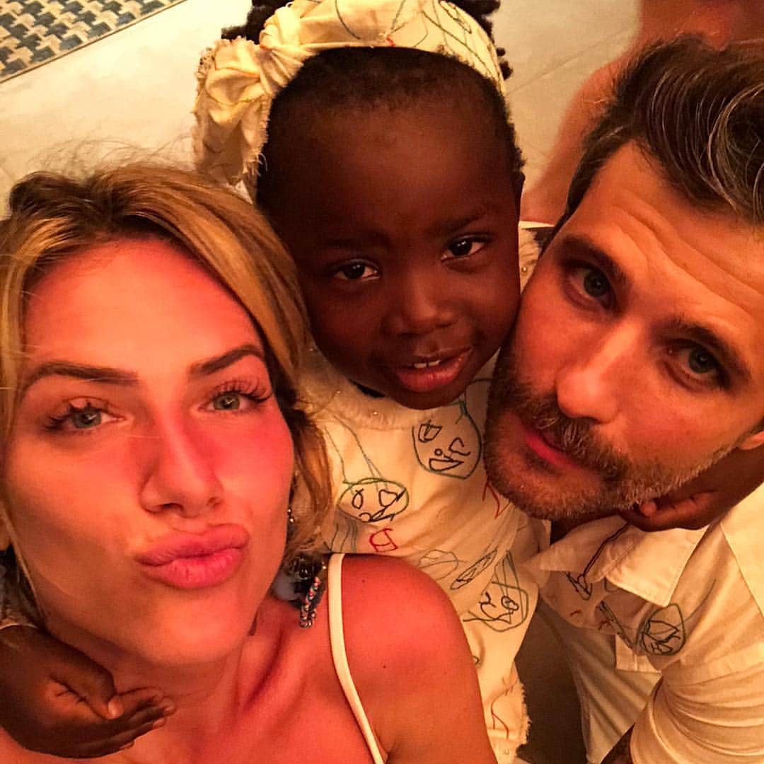 Giovanna Ewbankさんのインスタグラム写真 - (Giovanna EwbankInstagram)「Meu amor, foram tantos aniversários, tantos momentos vividos, tantas fases, descobertas, aprendizados, tantas coisas que vivemos nesses anos todos, mas o mais importante, SEMPRE JUNTOS! E a única certeza que tenho é que quero que a gente passe todos os outros anos assim: Muitooooo muito muito JUNTOS!!! Pq sei que assim como pra mim o que realmente importa pra vc é o sentimento puro e sincero, e que vc conhece como ninguém, chamado AMOR, e esse sim amor, já é um presente de Deus, pois muitos passam por essa vida sem descobrir o verdadeiro sentido de AMAR! Por isso  te desejo a cada ano mais e mais AMOR, amor à natureza, a família, aos amigos, ao próximo, À VIDA...AMOR! NÓS TE AMAMOS MAIS QUE TUDO NESSA VIDA!!! Obrigada por ser esse homem, ser humano, pai e amigo que nos faz a cada dia mais felizes...um beijo das suas meninas TÍTI e Gio. ❤️🧡💛💚💙💜💗 #bdaybruno」4月14日 5時39分 - gioewbank