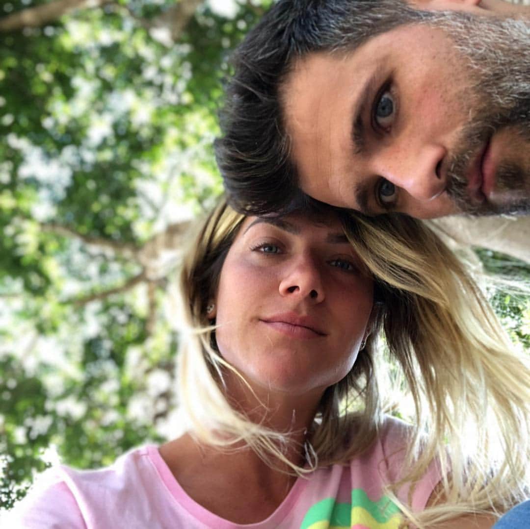 Giovanna Ewbankさんのインスタグラム写真 - (Giovanna EwbankInstagram)「Meu amor, foram tantos aniversários, tantos momentos vividos, tantas fases, descobertas, aprendizados, tantas coisas que vivemos nesses anos todos, mas o mais importante, SEMPRE JUNTOS! E a única certeza que tenho é que quero que a gente passe todos os outros anos assim: Muitooooo muito muito JUNTOS!!! Pq sei que assim como pra mim o que realmente importa pra vc é o sentimento puro e sincero, e que vc conhece como ninguém, chamado AMOR, e esse sim amor, já é um presente de Deus, pois muitos passam por essa vida sem descobrir o verdadeiro sentido de AMAR! Por isso  te desejo a cada ano mais e mais AMOR, amor à natureza, a família, aos amigos, ao próximo, À VIDA...AMOR! NÓS TE AMAMOS MAIS QUE TUDO NESSA VIDA!!! Obrigada por ser esse homem, ser humano, pai e amigo que nos faz a cada dia mais felizes...um beijo das suas meninas TÍTI e Gio. ❤️🧡💛💚💙💜💗 #bdaybruno」4月14日 5時39分 - gioewbank