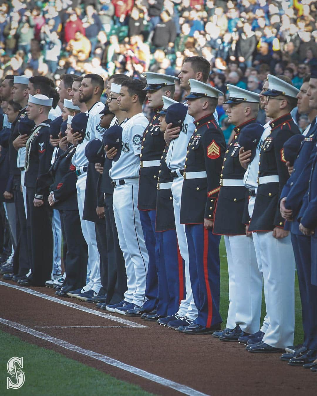 シアトル・マリナーズさんのインスタグラム写真 - (シアトル・マリナーズInstagram)「Proud to stand beside these brave men and women. #MarinersSalute」4月14日 11時09分 - mariners