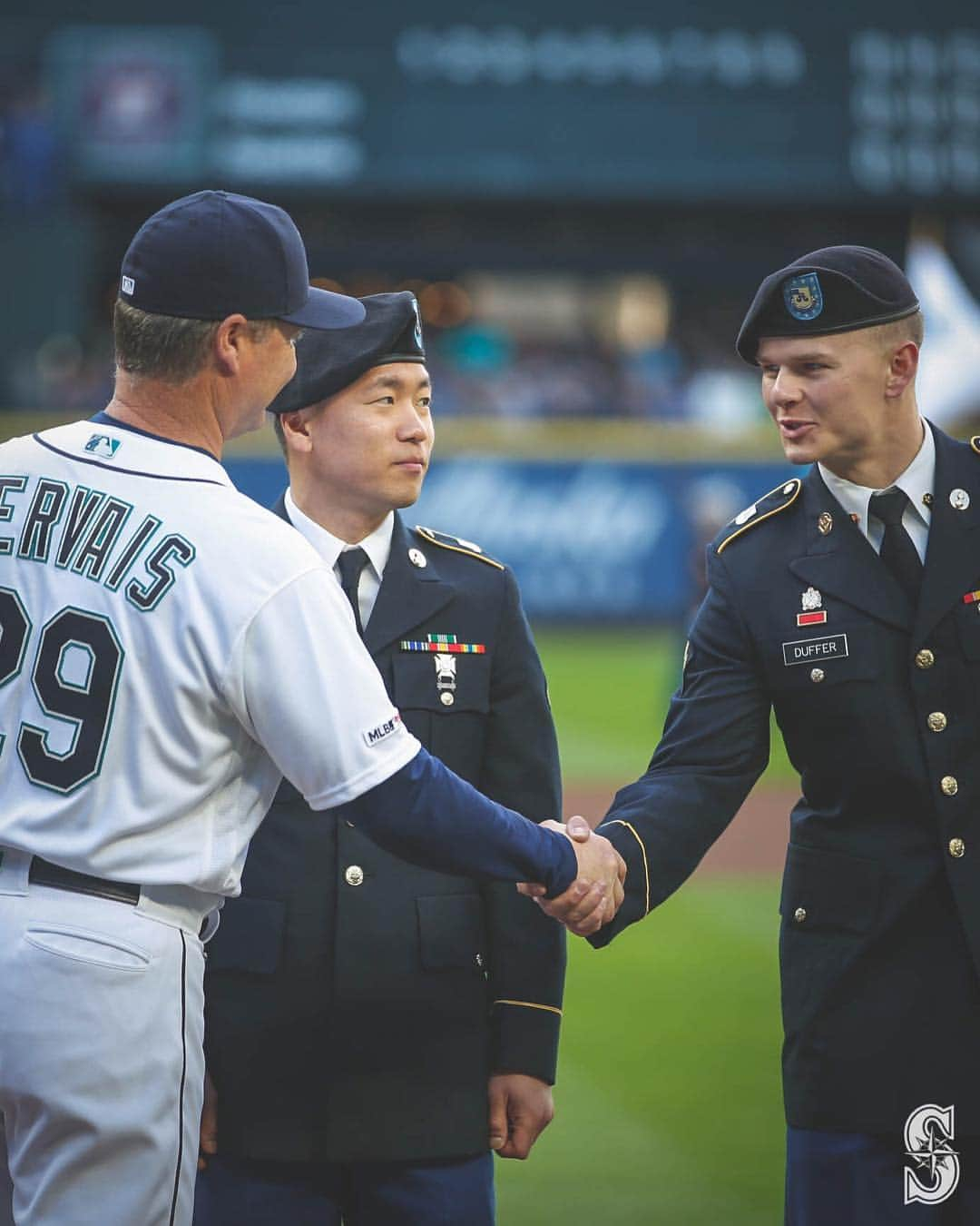 シアトル・マリナーズさんのインスタグラム写真 - (シアトル・マリナーズInstagram)「Proud to stand beside these brave men and women. #MarinersSalute」4月14日 11時09分 - mariners