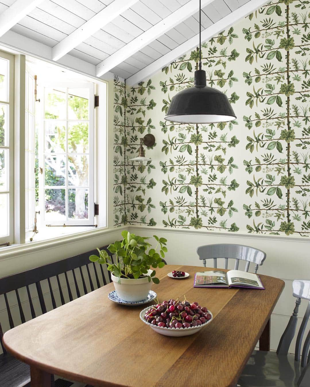 ELLE DECORさんのインスタグラム写真 - (ELLE DECORInstagram)「The beauty of a statement wallpaper. 🍃 🌿The kitchen table and chairs are by Howe, the bench is from Past Perfect, and the wallpaper is by Pierre Frey. Design by @ritakonig, and photography by @ericpiasecki, from the ED archives.」4月14日 5時46分 - elledecor