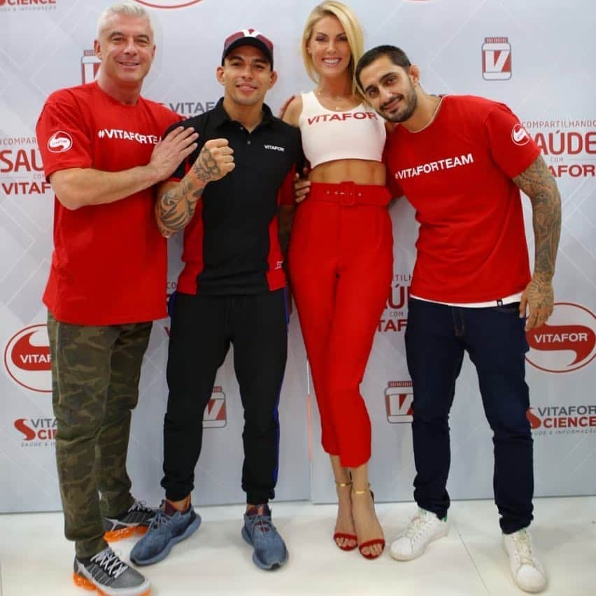 Ana Hickmannさんのインスタグラム写真 - (Ana HickmannInstagram)「Time @vitafornutrientes !!! @alewin71 @lucasmineiromma @francocaio !!! #vitafor #arnold2019 Foto @denisalbuquerque」4月14日 5時47分 - ahickmann