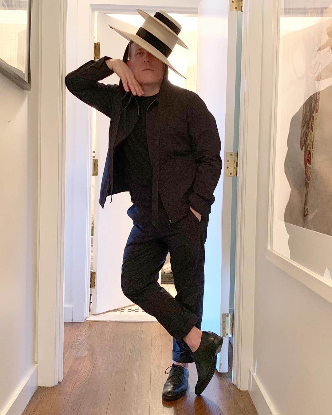 スコット・シューマンのインスタグラム：「Wear testing @jennymwalton new hat from @maryamkeyhani and (more importantly) these fantastic thin rubber-soled shoes from @tods ! So far they’ve might be a Summer shoe game-changer! I have a similar pair (but dark brown) from @prada ! Watch out Pitti!」