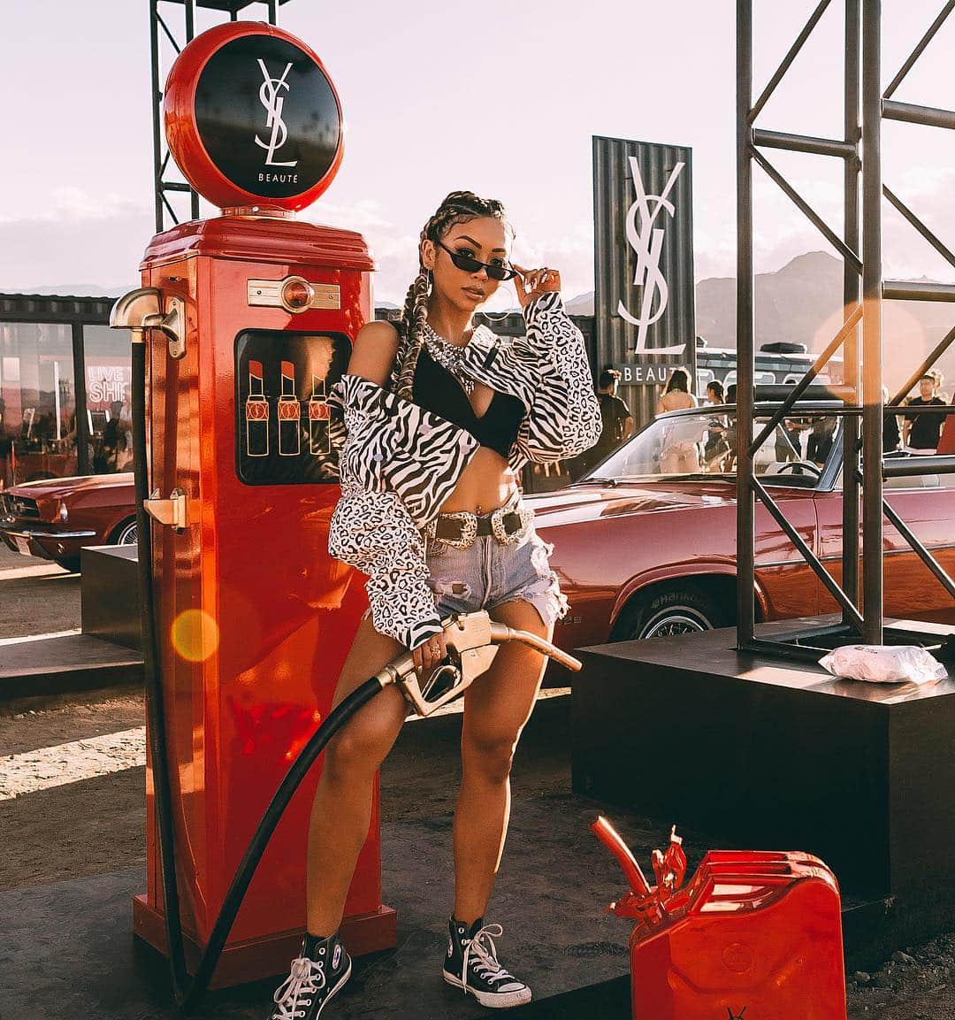 リアン Vのインスタグラム：「Stopped for gas, left with makeup!💄⛽️ Thanks @yslbeauty 😍😘 📸: @alanszargoza」