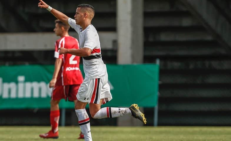 São Paulo FCさんのインスタグラム写真 - (São Paulo FCInstagram)「A estreia do Tricolor nos Paulistas Sub-20, Sub-17 e Sub-15 não poderia ter sido melhor, já que as três equipes venceram, com direito a goleadas e virada. Pela manhã, o time infantil fez 6x0 no Ituano, fora de casa, gols feitos por Kaiky (2), Rodriguinho, Matheus Amaral, Éder e Felipe Negrucce. Em seguida, o Sub-17 ganhou do mesmo rival por 4 a 1 - Gabriel (2), Luizão e Pedrinho. Já à tarde, em Cotia, o Sub-20 voltou a atuar após o título da Copinha e também contabilizou três pontos diante da equipe de Itu: 3x2 de virada, gols feitos por Paulinho, contra e Gabriel Sara #MadeInCotia 🇾🇪 ⠀⠀⠀⠀⠀⠀⠀⠀⠀ 📸 Rubens Chiri e Miguel Schincariol/saopaulofc.net」4月14日 6時10分 - saopaulofc