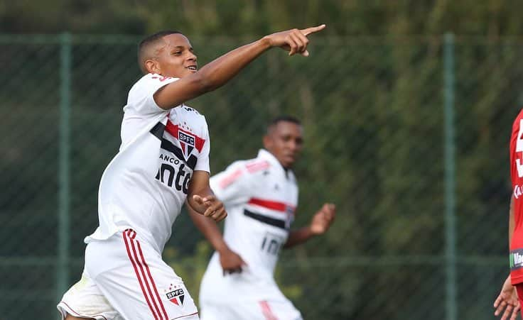 São Paulo FCさんのインスタグラム写真 - (São Paulo FCInstagram)「A estreia do Tricolor nos Paulistas Sub-20, Sub-17 e Sub-15 não poderia ter sido melhor, já que as três equipes venceram, com direito a goleadas e virada. Pela manhã, o time infantil fez 6x0 no Ituano, fora de casa, gols feitos por Kaiky (2), Rodriguinho, Matheus Amaral, Éder e Felipe Negrucce. Em seguida, o Sub-17 ganhou do mesmo rival por 4 a 1 - Gabriel (2), Luizão e Pedrinho. Já à tarde, em Cotia, o Sub-20 voltou a atuar após o título da Copinha e também contabilizou três pontos diante da equipe de Itu: 3x2 de virada, gols feitos por Paulinho, contra e Gabriel Sara #MadeInCotia 🇾🇪 ⠀⠀⠀⠀⠀⠀⠀⠀⠀ 📸 Rubens Chiri e Miguel Schincariol/saopaulofc.net」4月14日 6時10分 - saopaulofc