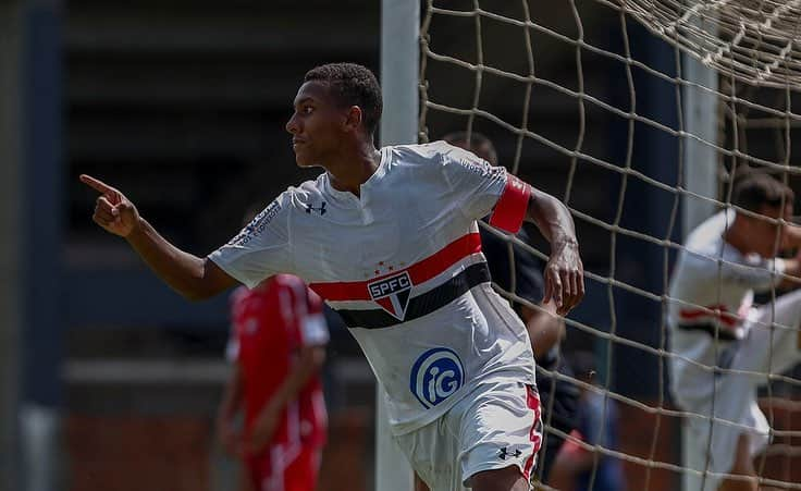 São Paulo FCさんのインスタグラム写真 - (São Paulo FCInstagram)「A estreia do Tricolor nos Paulistas Sub-20, Sub-17 e Sub-15 não poderia ter sido melhor, já que as três equipes venceram, com direito a goleadas e virada. Pela manhã, o time infantil fez 6x0 no Ituano, fora de casa, gols feitos por Kaiky (2), Rodriguinho, Matheus Amaral, Éder e Felipe Negrucce. Em seguida, o Sub-17 ganhou do mesmo rival por 4 a 1 - Gabriel (2), Luizão e Pedrinho. Já à tarde, em Cotia, o Sub-20 voltou a atuar após o título da Copinha e também contabilizou três pontos diante da equipe de Itu: 3x2 de virada, gols feitos por Paulinho, contra e Gabriel Sara #MadeInCotia 🇾🇪 ⠀⠀⠀⠀⠀⠀⠀⠀⠀ 📸 Rubens Chiri e Miguel Schincariol/saopaulofc.net」4月14日 6時10分 - saopaulofc