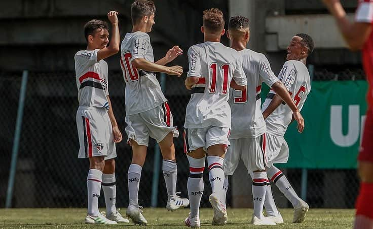 São Paulo FCさんのインスタグラム写真 - (São Paulo FCInstagram)「A estreia do Tricolor nos Paulistas Sub-20, Sub-17 e Sub-15 não poderia ter sido melhor, já que as três equipes venceram, com direito a goleadas e virada. Pela manhã, o time infantil fez 6x0 no Ituano, fora de casa, gols feitos por Kaiky (2), Rodriguinho, Matheus Amaral, Éder e Felipe Negrucce. Em seguida, o Sub-17 ganhou do mesmo rival por 4 a 1 - Gabriel (2), Luizão e Pedrinho. Já à tarde, em Cotia, o Sub-20 voltou a atuar após o título da Copinha e também contabilizou três pontos diante da equipe de Itu: 3x2 de virada, gols feitos por Paulinho, contra e Gabriel Sara #MadeInCotia 🇾🇪 ⠀⠀⠀⠀⠀⠀⠀⠀⠀ 📸 Rubens Chiri e Miguel Schincariol/saopaulofc.net」4月14日 6時10分 - saopaulofc