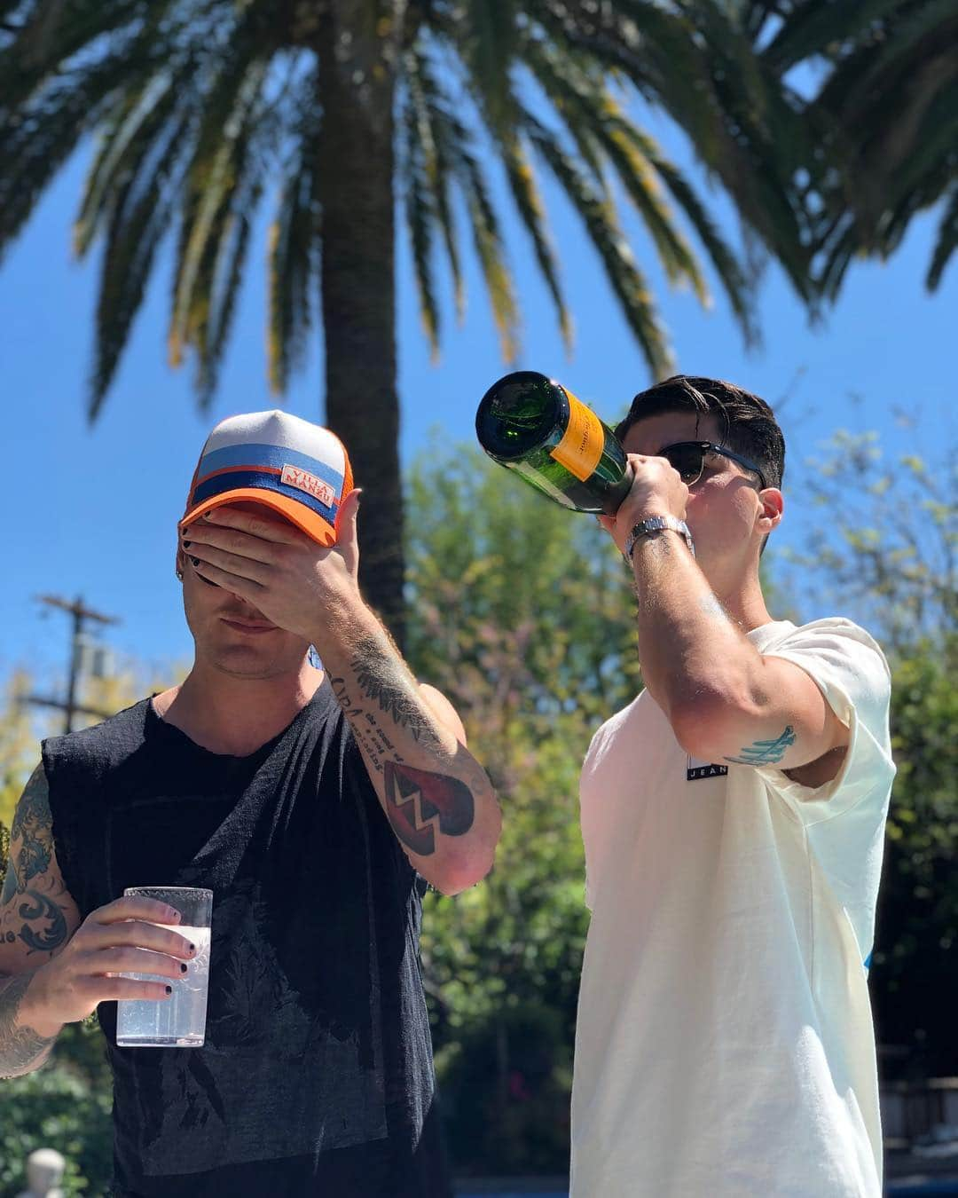 ナッシュ・オーバーストリートさんのインスタグラム写真 - (ナッシュ・オーバーストリートInstagram)「Who do you think is gonna end up more drunk today? Me or @hudsonthames  #nochella」4月14日 6時16分 - nashoverstreet