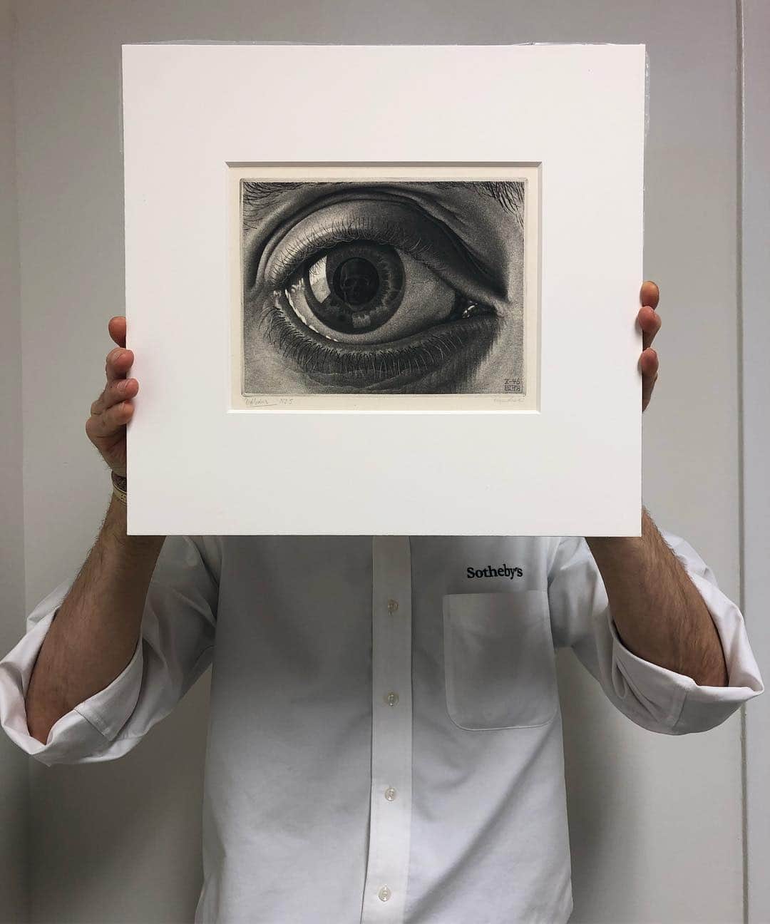 サザビーズさんのインスタグラム写真 - (サザビーズInstagram)「👁 M.C. Escher’s haunting mezzotint ‘Eye’ is part of a group of 31 works which span the artist’s career and represent a fascinating panorama of his graphic prints. On offer in our Prints & Multiples auction on 29 & 30 April, eye-opening works by #deKooning, #Warhol, #Matisse and more go on public exhibition in our York Avenue galleries beginning 25 April in #NYC  #SothebysPrints #MCEscher #Escher #Printstagram」4月14日 6時21分 - sothebys