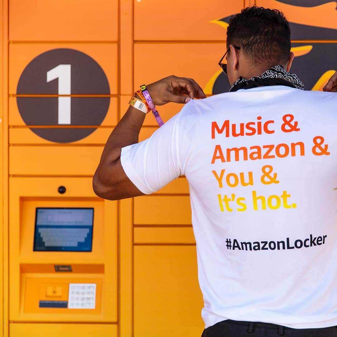 Amazonさんのインスタグラム写真 - (AmazonInstagram)「👋 from @Coachella! We’ve arrived. Festivalgoers can buy their essentials on Amazon’s #Coachella storefront and have their orders delivered directly to an Amazon Locker here on the festival grounds. Don’t worry about forgotten items or last-minute needs. You see it, you like it, you want it, we got it! 🎡 📦」4月14日 6時40分 - amazon