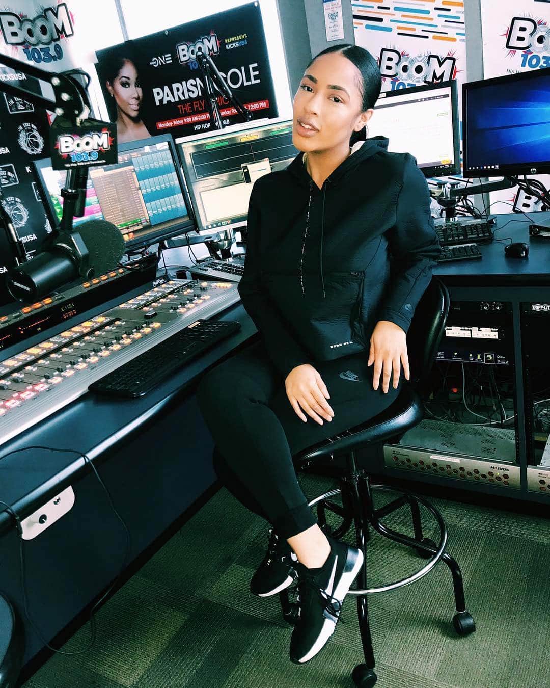 ファンクマスター・フレックスのインスタグラム：「HARD WORK ALWAYS PAYS OFF! MIA BELLE PUTS IN THE WORK! From Mia Desk:  The secret is OUT! Baby girl added a new station under her belt 💙 I’m on the air at @boomphilly every weekend, catch me TODAY from 2p-5p and Sunday at 9a.  If you know me, you know I did a short college bid in Philly and fell in love with the city and the people. I’m super grateful to be back, doing what I LOVE the right way.  Praises to the most high & kisses to everyone who continues to help & push me to go harder. I hope I’m making you proud 😘😘😘😘 @miabellenyc」