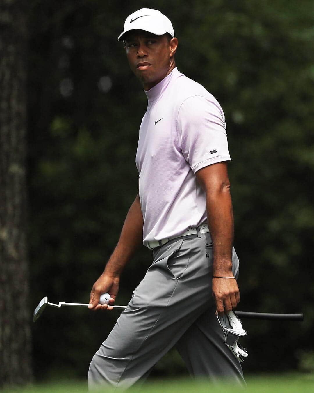 PGA TOURさんのインスタグラム写真 - (PGA TOURInstagram)「Man on a mission.  @tigerwoods is two back heading into Sunday of the Masters.」4月14日 6時33分 - pgatour