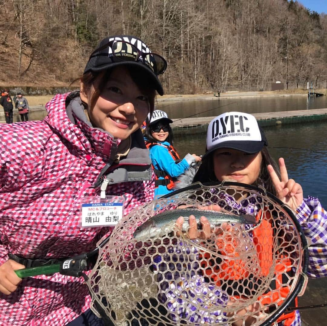 晴山由梨さんのインスタグラム写真 - (晴山由梨Instagram)「『DYFCトラウトスクールin長野県平谷』が平谷湖フィッシングスポット様で開催されました！  私はMC&コーチで参加。 コーチでは小学校3年生の女の子チームを担当しました👩‍👧‍👧 お天気にも恵まれてぽかぽか陽気の中、 開始の合図と同時にヒット連発✨ みんな最後まで集中してがんばってくれました♩  子ども達、保護者様、スタッフの皆様お疲れ様でした！平谷湖フィッシングスポット様ありがとうございました😊  #長野県 #下伊那郡 #平谷湖 #平谷湖フィッシングスポット #dyfc #釣りスクール #トラウトフィッシング #晴山由梨」4月14日 6時39分 - hareyama_yuri