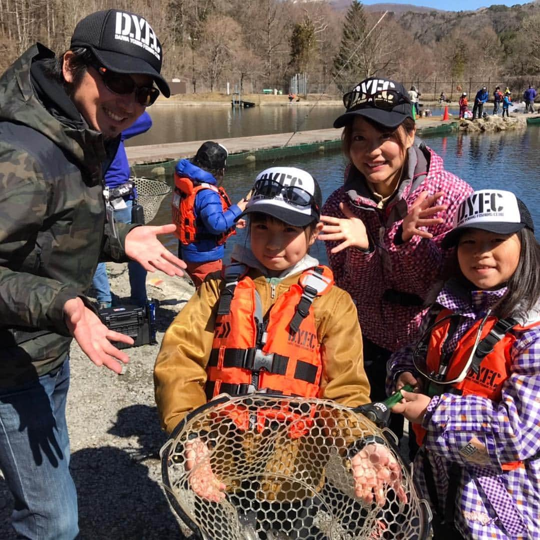 晴山由梨さんのインスタグラム写真 - (晴山由梨Instagram)「『DYFCトラウトスクールin長野県平谷』が平谷湖フィッシングスポット様で開催されました！  私はMC&コーチで参加。 コーチでは小学校3年生の女の子チームを担当しました👩‍👧‍👧 お天気にも恵まれてぽかぽか陽気の中、 開始の合図と同時にヒット連発✨ みんな最後まで集中してがんばってくれました♩  子ども達、保護者様、スタッフの皆様お疲れ様でした！平谷湖フィッシングスポット様ありがとうございました😊  #長野県 #下伊那郡 #平谷湖 #平谷湖フィッシングスポット #dyfc #釣りスクール #トラウトフィッシング #晴山由梨」4月14日 6時39分 - hareyama_yuri