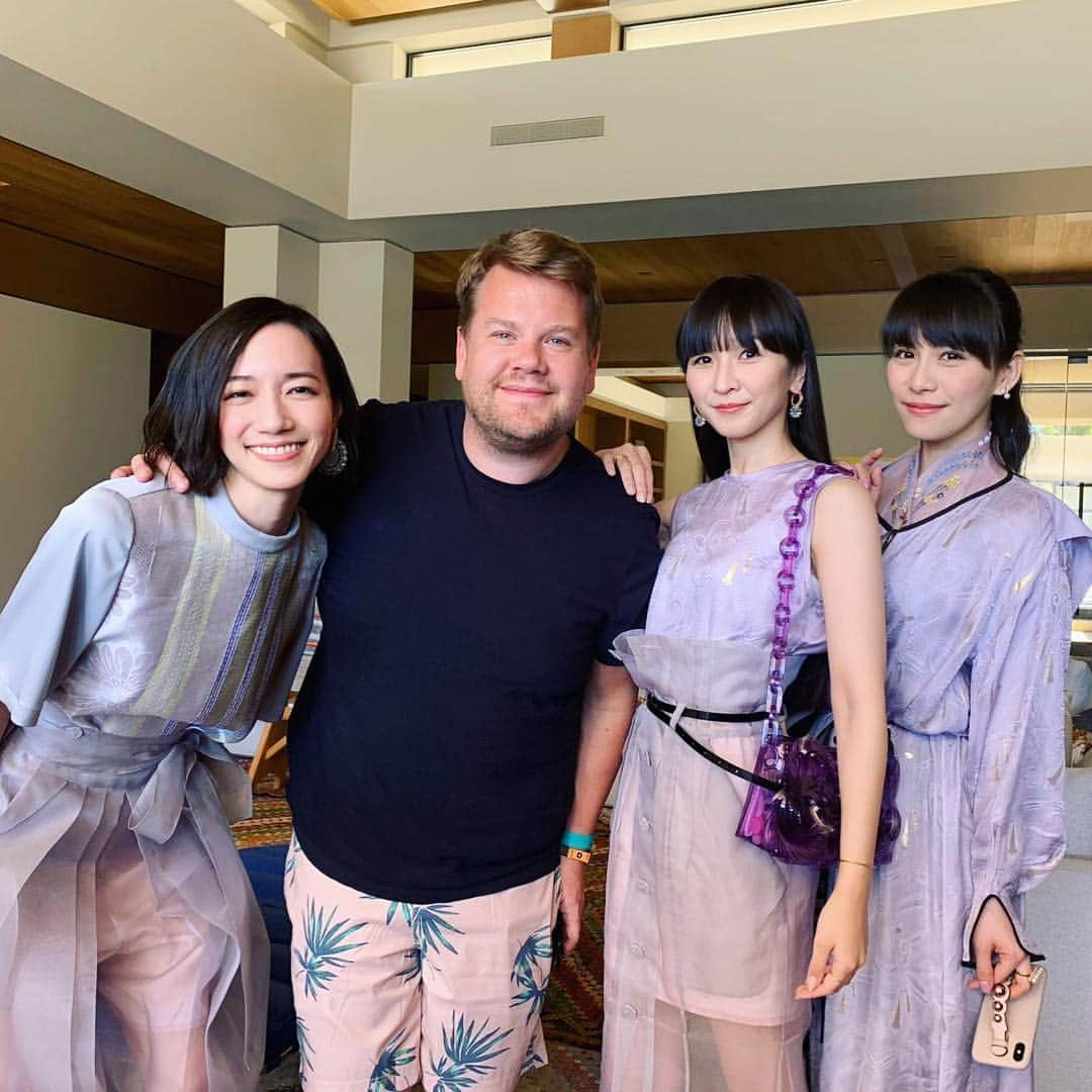 Perfumeさんのインスタグラム写真 - (PerfumeInstagram)「Our first day at #Coachella and look who we ran into! ♥️ @j_corden #mamekurogouchi」4月14日 6時58分 - prfm_official