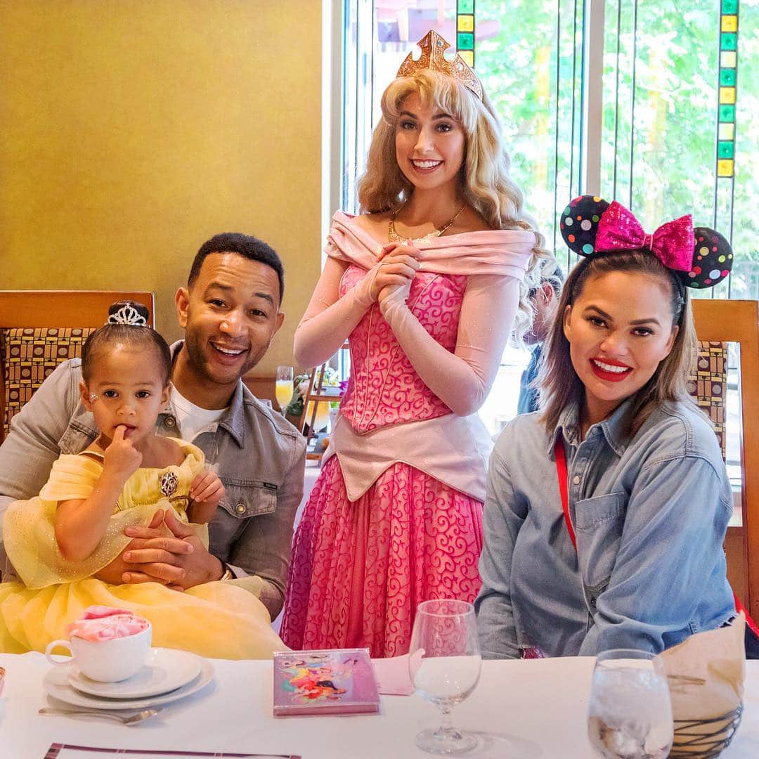 Disneyさんのインスタグラム写真 - (DisneyInstagram)「Even princesses brunch! Chrissy Teigen, John Legend, and their daughter Luna had a magical morning at the Disney Princess Breakfast Adventures at Disney’s Grand Californian Hotel. ✨」4月14日 6時57分 - disney