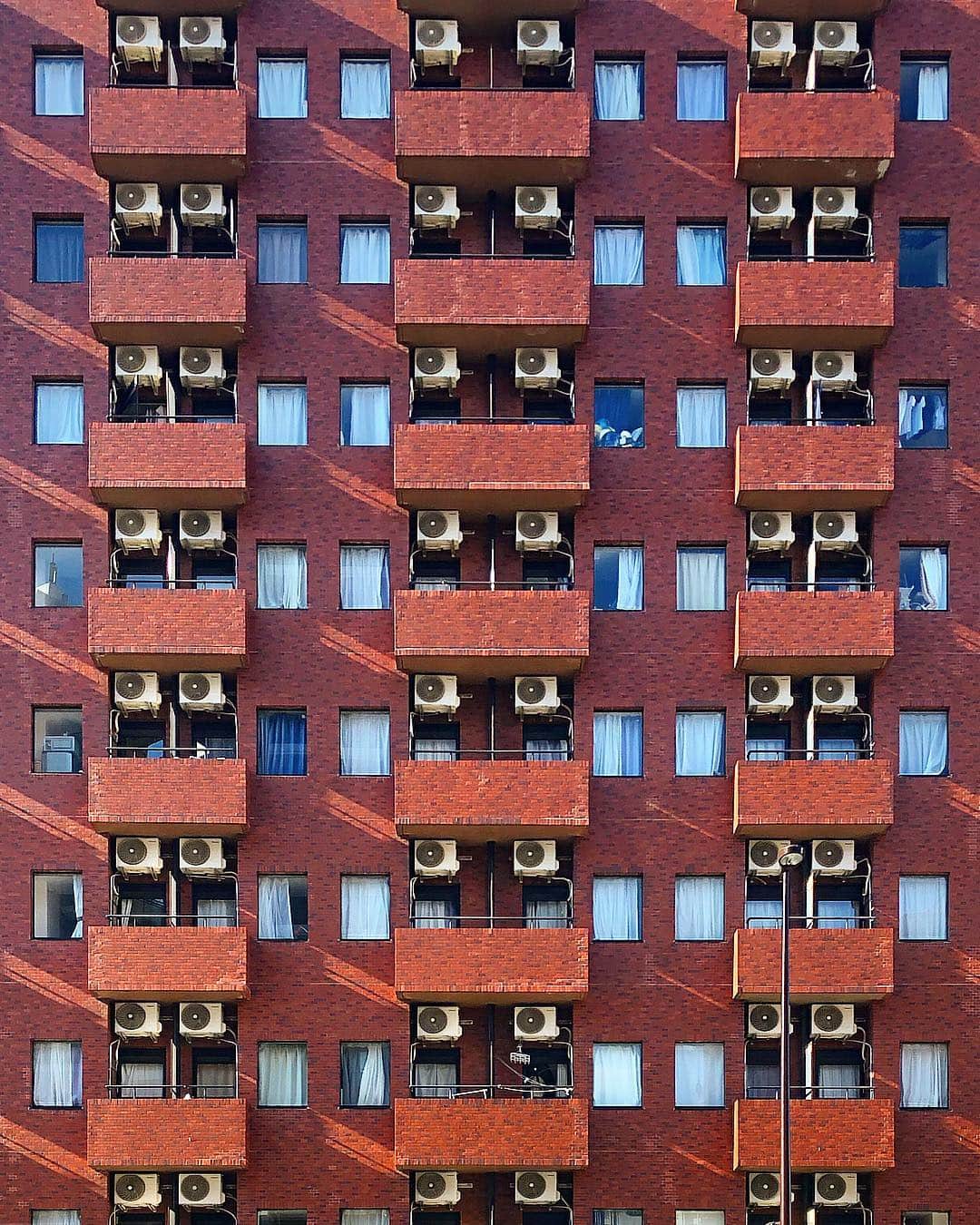 tsuno2noのインスタグラム：「14.April.2019 🙄告知🙄  #ザ壁部 #indies_minimal  壁の写真展「WALL」を、渋谷・神泉のR for Dで5/1(Wed.)〜開催！合わせて作品の公募もスタート！ ・ 写真展は、#ザ壁部 の協力のもと、壁写真をキュレーションして展示。あわせて行う公募のグランプリ作品には壁を表現するカバン作家 / カガリユウスケのアイテムをプレゼントしますので、どしどしご応募を！詳細はR for DのHPで！ ・ 身近にある壁。場所、土地ならでは風景や、グラフィックとしての側面など、壁の魅力は様々ですが、普段の街歩きに新たな視点を与える展示となっております。 ・ 写真展「WALL」 期間：5/1（水）- 5/12（日） 会場：R for D @rford.deedfashion 住所：東京都目黒区駒場1-4-5 B1F 営業時間：13:00 – 22:00 URL:https://rford.deedfashion.com ・ 参加者 @id4os6 @ishihako @ka_nai @maco_kirahvi @micasu @nukonuko @panzaki @qalatta @sloooth @tikori2 @tsuno2no @wonder_vision @zahrada ・ #壁 #かべ #wall #写真展 #photoexhibition #photo #街歩き #kagariyusuke #カガリユウスケ #カバン #風景 #景色 #都市 #日常 #工事 #建築 #建物 #graphicdesign #graphicart #design #グラフィック #デザイン」