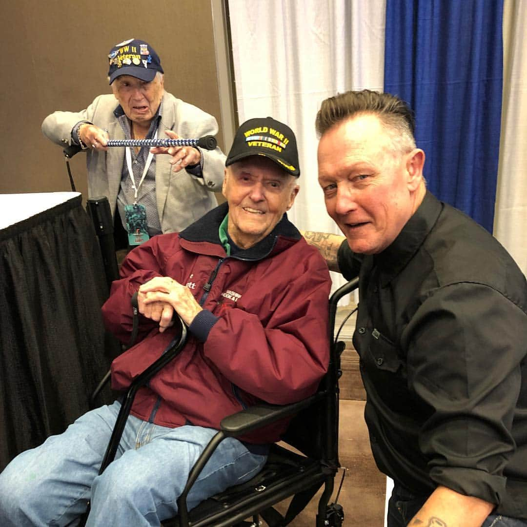 ロバート・パトリックさんのインスタグラム写真 - (ロバート・パトリックInstagram)「The two oldest guys in comics World War II Veterans Joe Sinnott, primary inker on Marvel Comics Fantastic 4, many others and Allen Bellman Marvel Artist, Captain America! These guys are awesome, what a treat to get to meet two  @marvel artist who have touched so many!!!」4月14日 7時04分 - ripfighter