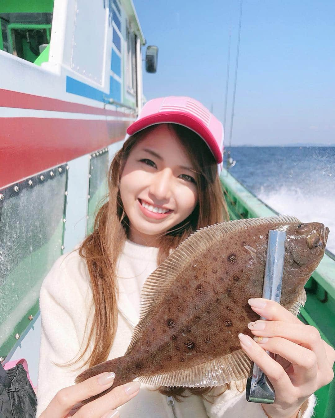 武田奈津美さんのインスタグラム写真 - (武田奈津美Instagram)「. 昨日は甘鯛釣りに🎣🚤✨ 行ったのに、、カレイしか釣れなかった🥺笑 また釣れた！と思ってもまたカレイ🐟🐟🐟 この前のヒラメと似てるから新しい子釣った感も無くて 釣れて嬉しいんだけどこの複雑な顔🙂笑 次はシーズン始まりにリベンジしよう🥺🐟✨ . でもやはり釣れなくても楽しかった☺️ 7時間くらいがあっという間に過ぎていく🌞✨ 早く自分で操縦して行きたいな🥳✨ . ひろこさんにお土産でいただいたキャップが 可愛いかったから全て良し🥳♡ ありがとうございます🥰 . @tsuri_girl_official #fish #fishing #sea #魚 #釣り #海 #釣りガール #tsurijoy #釣り女子 #日本 #japan #angler #アングラー #船釣 #船 #武田奈津美 #golf #ゴルフ女子 #カレイ #鰈 #甘鯛 #茅ヶ崎 #神奈川 #flounder #flatfish #船舶免許」4月14日 7時23分 - _natsumitakeda_