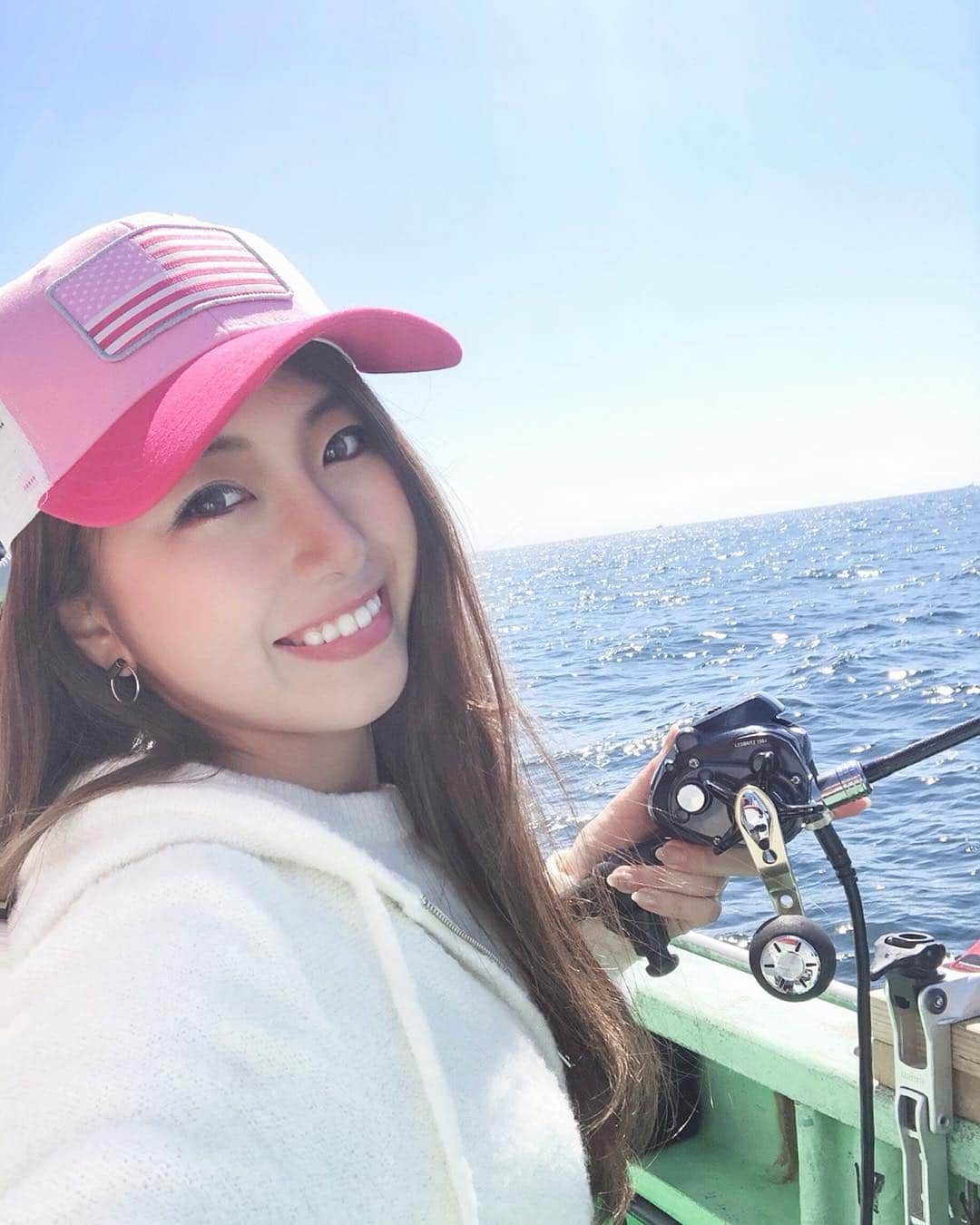 武田奈津美さんのインスタグラム写真 - (武田奈津美Instagram)「. 昨日は甘鯛釣りに🎣🚤✨ 行ったのに、、カレイしか釣れなかった🥺笑 また釣れた！と思ってもまたカレイ🐟🐟🐟 この前のヒラメと似てるから新しい子釣った感も無くて 釣れて嬉しいんだけどこの複雑な顔🙂笑 次はシーズン始まりにリベンジしよう🥺🐟✨ . でもやはり釣れなくても楽しかった☺️ 7時間くらいがあっという間に過ぎていく🌞✨ 早く自分で操縦して行きたいな🥳✨ . ひろこさんにお土産でいただいたキャップが 可愛いかったから全て良し🥳♡ ありがとうございます🥰 . @tsuri_girl_official #fish #fishing #sea #魚 #釣り #海 #釣りガール #tsurijoy #釣り女子 #日本 #japan #angler #アングラー #船釣 #船 #武田奈津美 #golf #ゴルフ女子 #カレイ #鰈 #甘鯛 #茅ヶ崎 #神奈川 #flounder #flatfish #船舶免許」4月14日 7時23分 - _natsumitakeda_