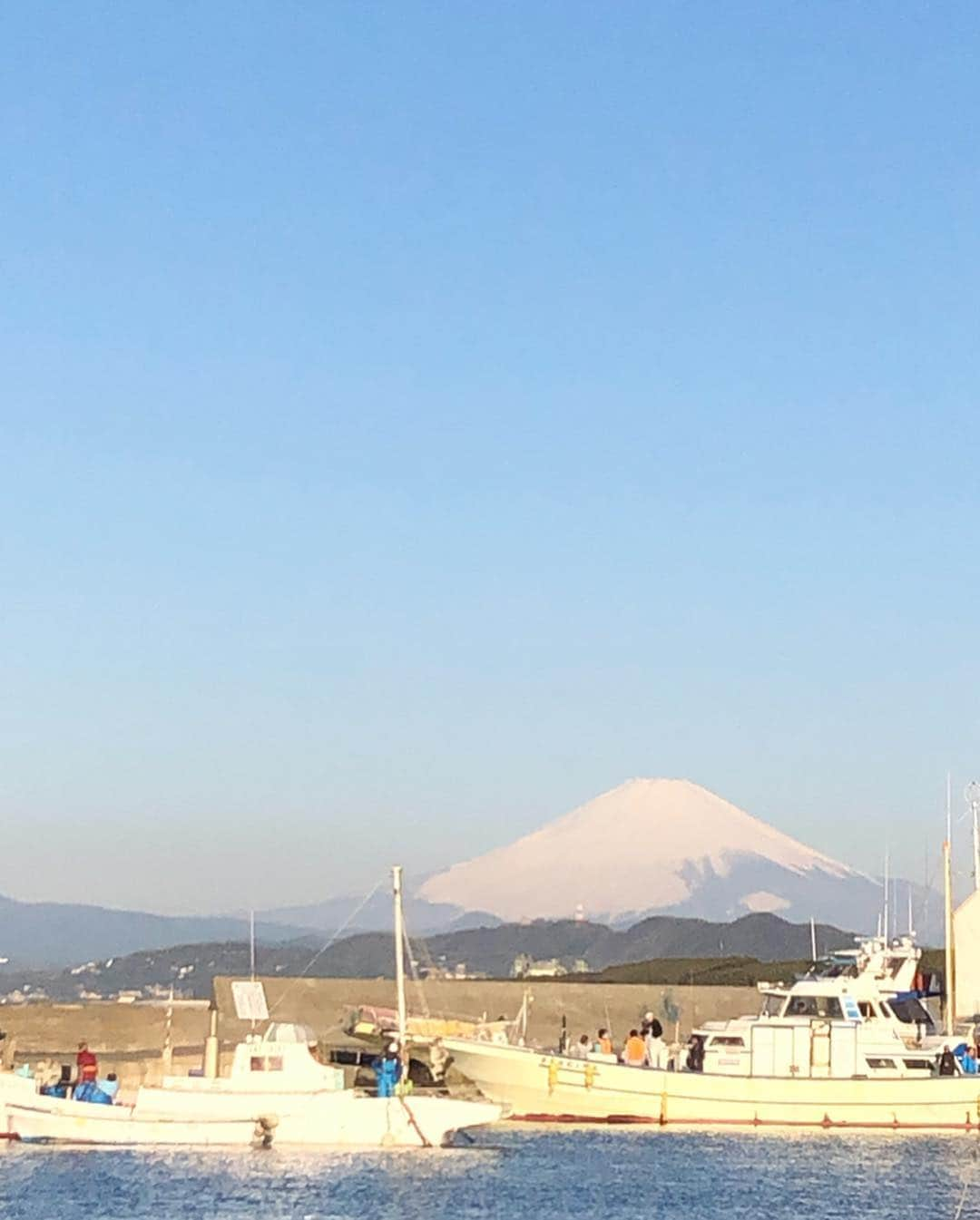 武田奈津美さんのインスタグラム写真 - (武田奈津美Instagram)「. 昨日は甘鯛釣りに🎣🚤✨ 行ったのに、、カレイしか釣れなかった🥺笑 また釣れた！と思ってもまたカレイ🐟🐟🐟 この前のヒラメと似てるから新しい子釣った感も無くて 釣れて嬉しいんだけどこの複雑な顔🙂笑 次はシーズン始まりにリベンジしよう🥺🐟✨ . でもやはり釣れなくても楽しかった☺️ 7時間くらいがあっという間に過ぎていく🌞✨ 早く自分で操縦して行きたいな🥳✨ . ひろこさんにお土産でいただいたキャップが 可愛いかったから全て良し🥳♡ ありがとうございます🥰 . @tsuri_girl_official #fish #fishing #sea #魚 #釣り #海 #釣りガール #tsurijoy #釣り女子 #日本 #japan #angler #アングラー #船釣 #船 #武田奈津美 #golf #ゴルフ女子 #カレイ #鰈 #甘鯛 #茅ヶ崎 #神奈川 #flounder #flatfish #船舶免許」4月14日 7時23分 - _natsumitakeda_